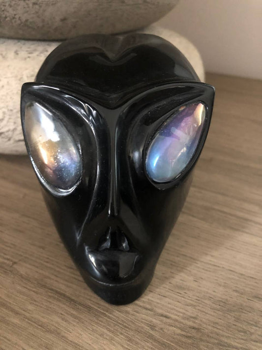 Crâne de cristal en obsidienne noire et aqua aura