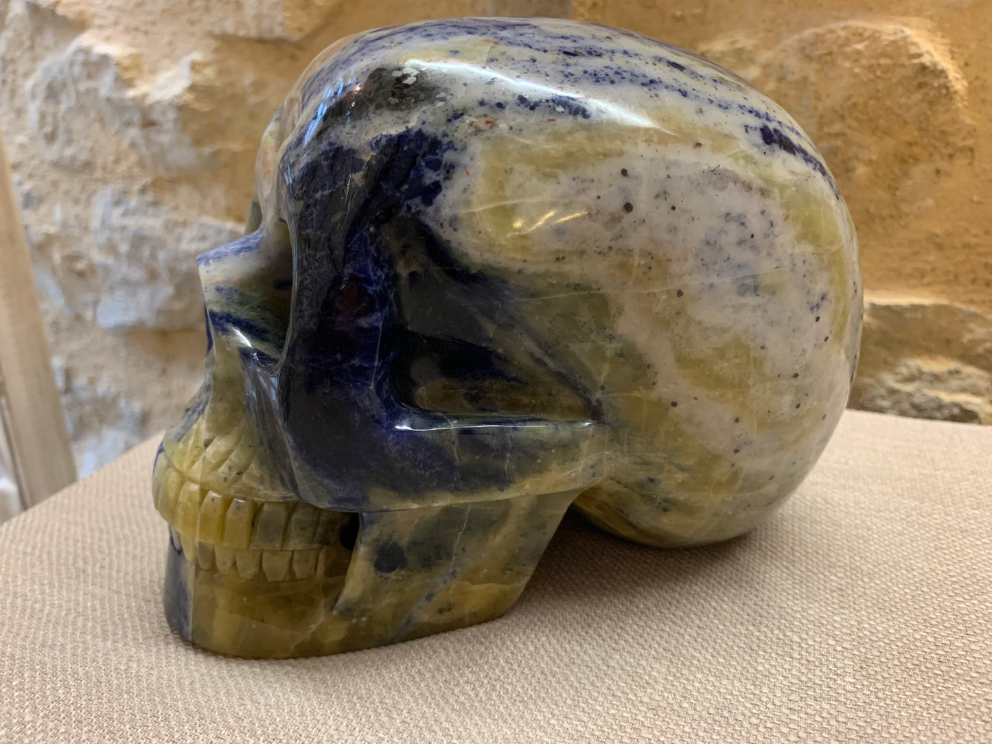 Crâne de cristal en sodalite jaune