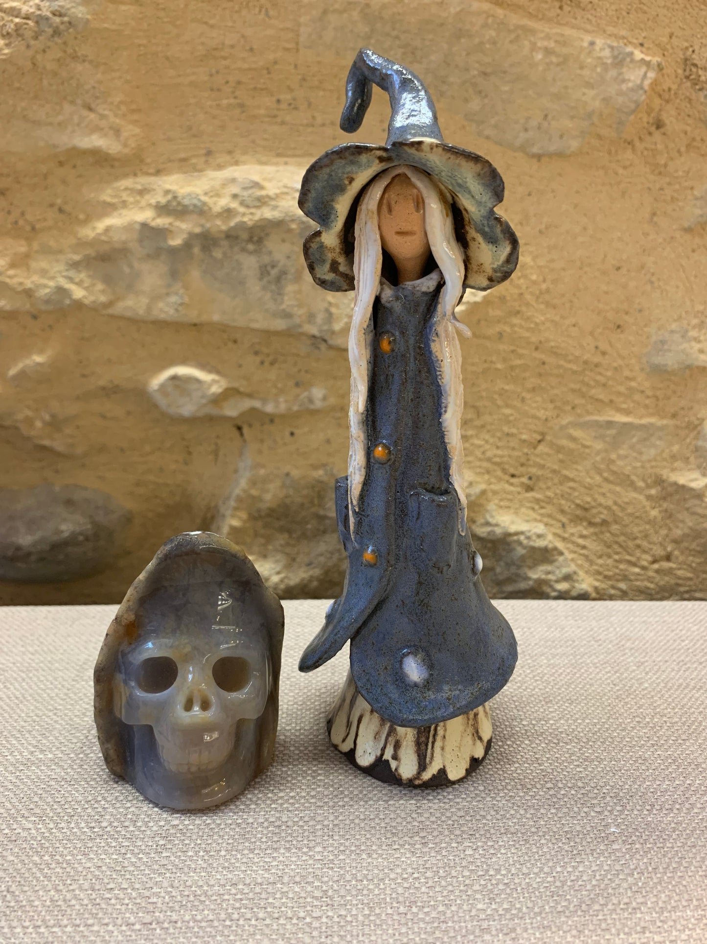 Duo crâne en calcédoine bleue et sorcière en terre cuite