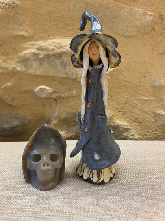 Duo crâne en calcédoine bleue et sorcière en terre cuite
