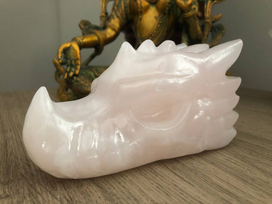Crâne de dragon en manganocalcite rose