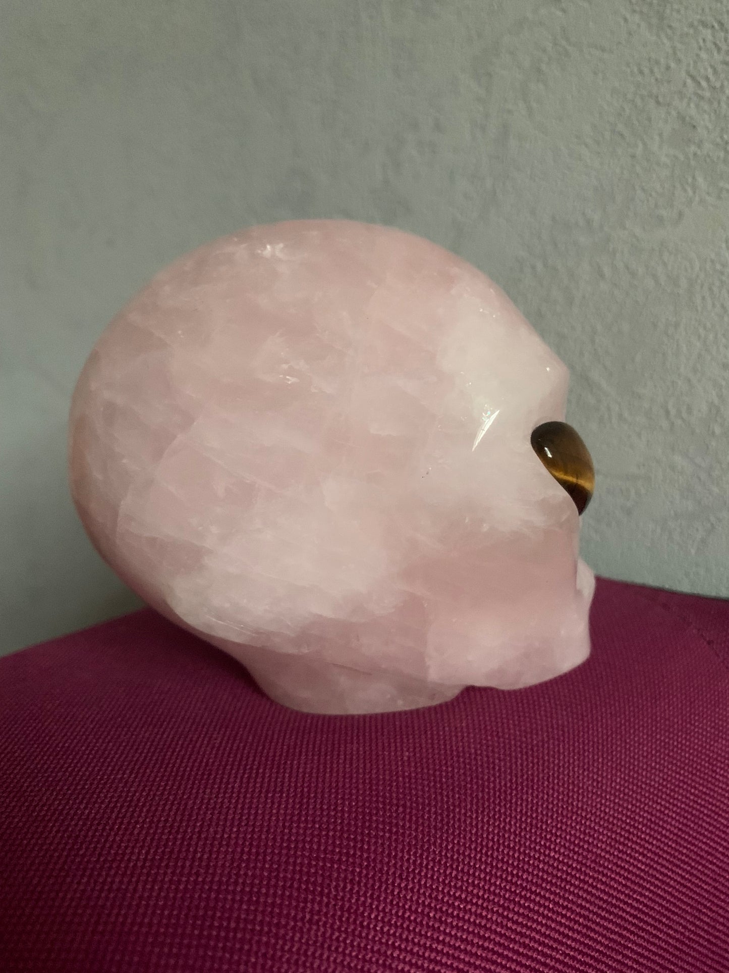Crâne de cristal stellaire en quartz rose et oeil de tigre
