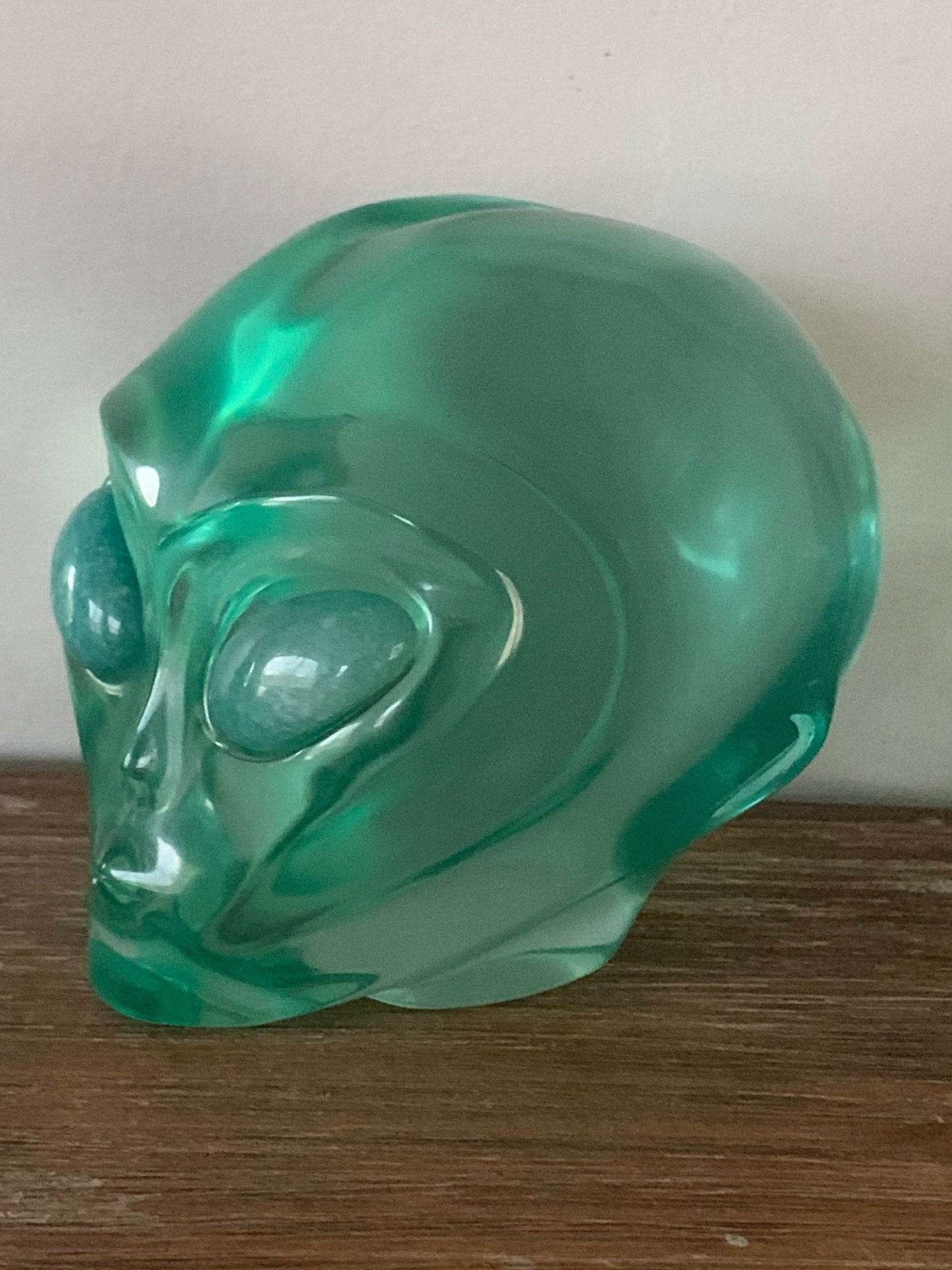 Crâne stellaire en obsidienne verte de synthèse