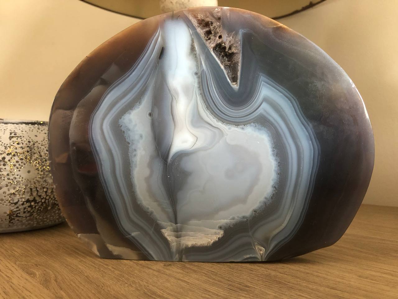 Crâne de cristal sculpté dans une tranche d’agate