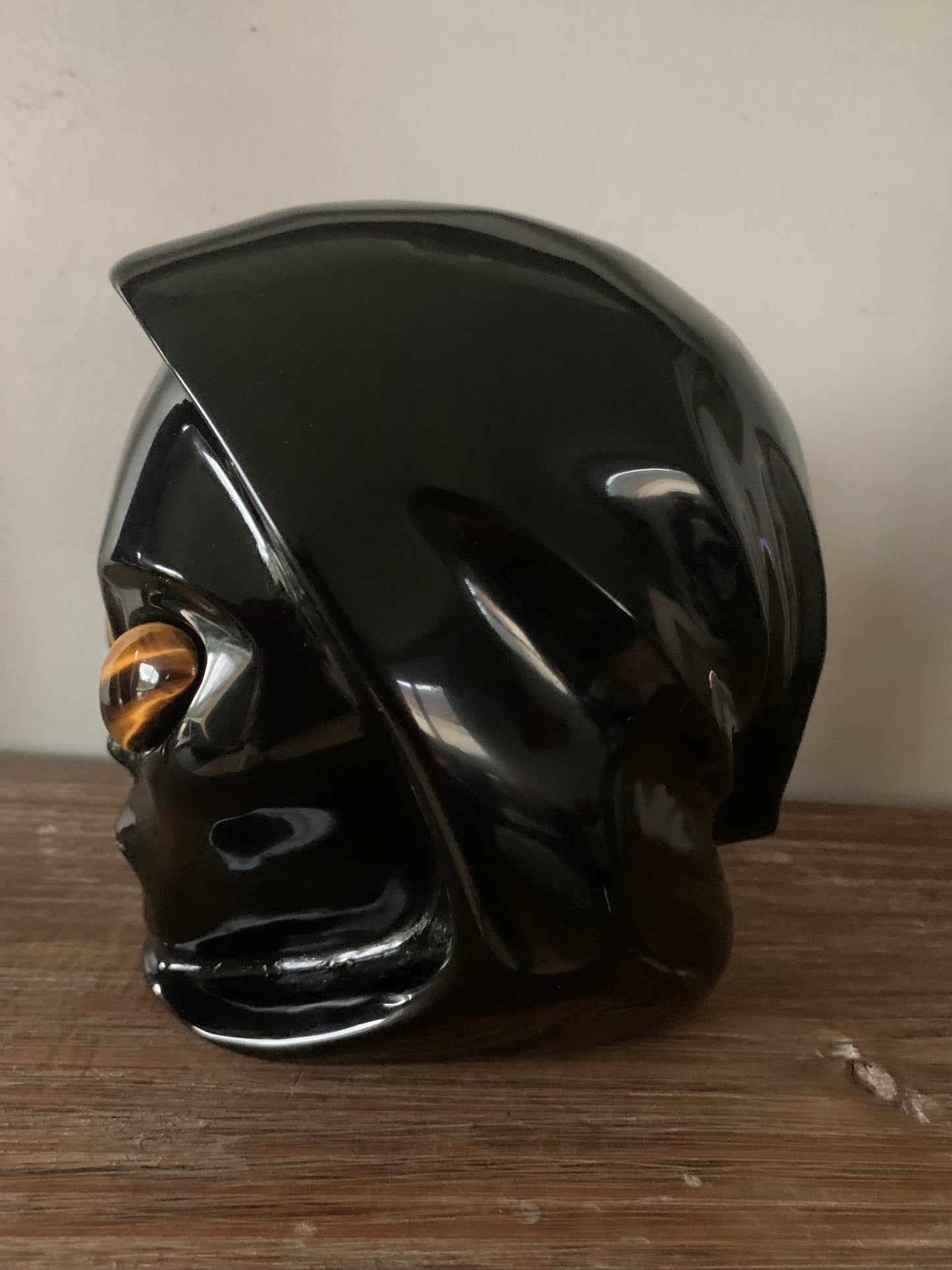 Crâne de cristal stellaire en obsidienne noire et oeil de tigre