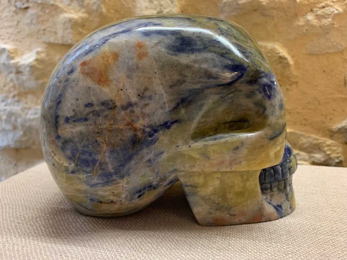 Crâne de cristal en sodalite jaune