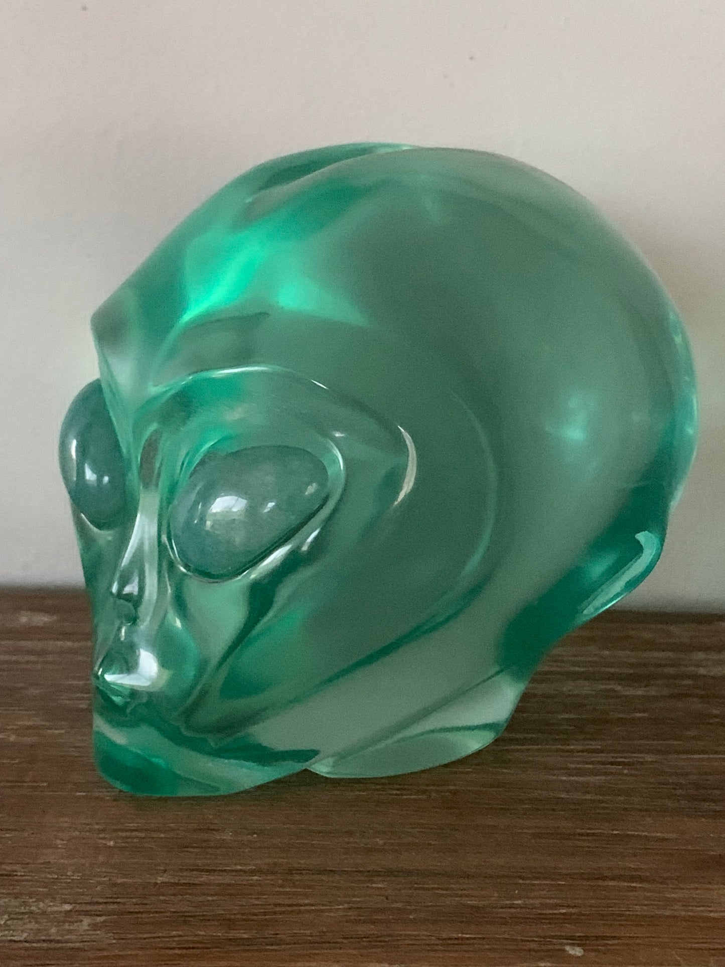 Crâne stellaire en obsidienne verte de synthèse
