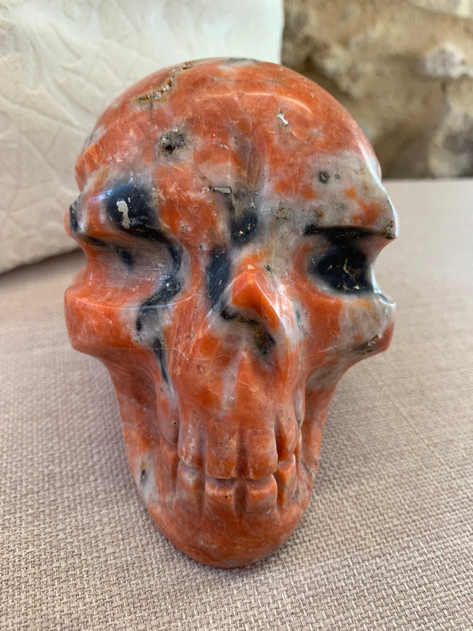 Crâne de cristal en calcite orange