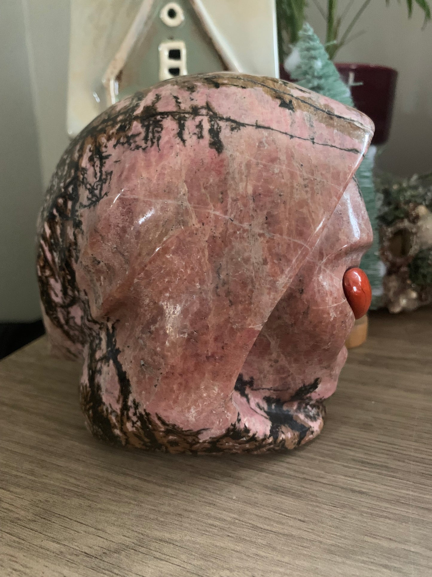 Crâne de cristal stellaire en rhodonite et jaspe rouge