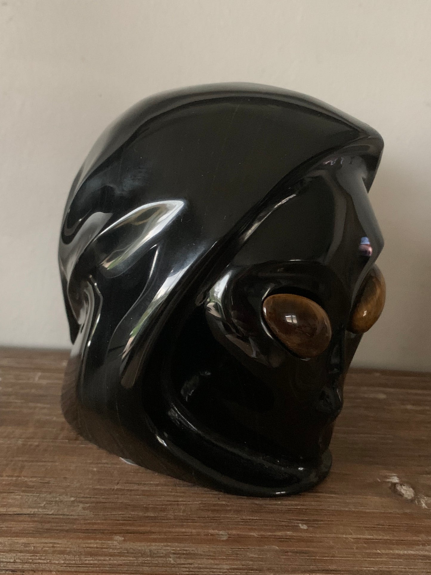 Crâne de cristal stellaire en obsidienne noire et oeil de tigre