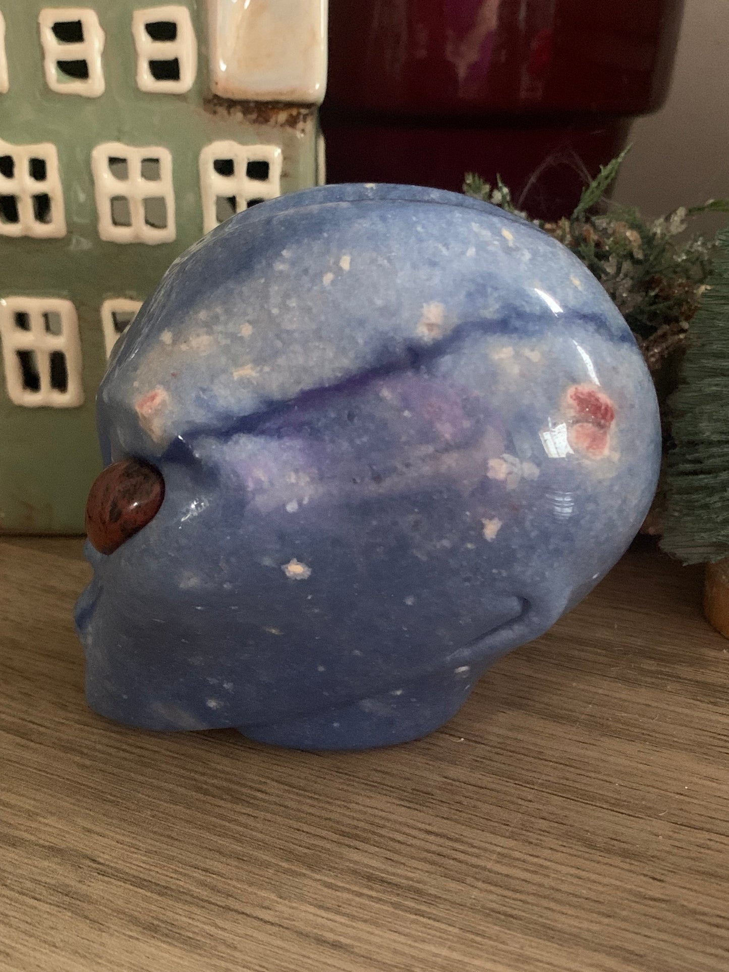 Crâne de cristal stellaire en aventurine bleue et obsidienne acajou