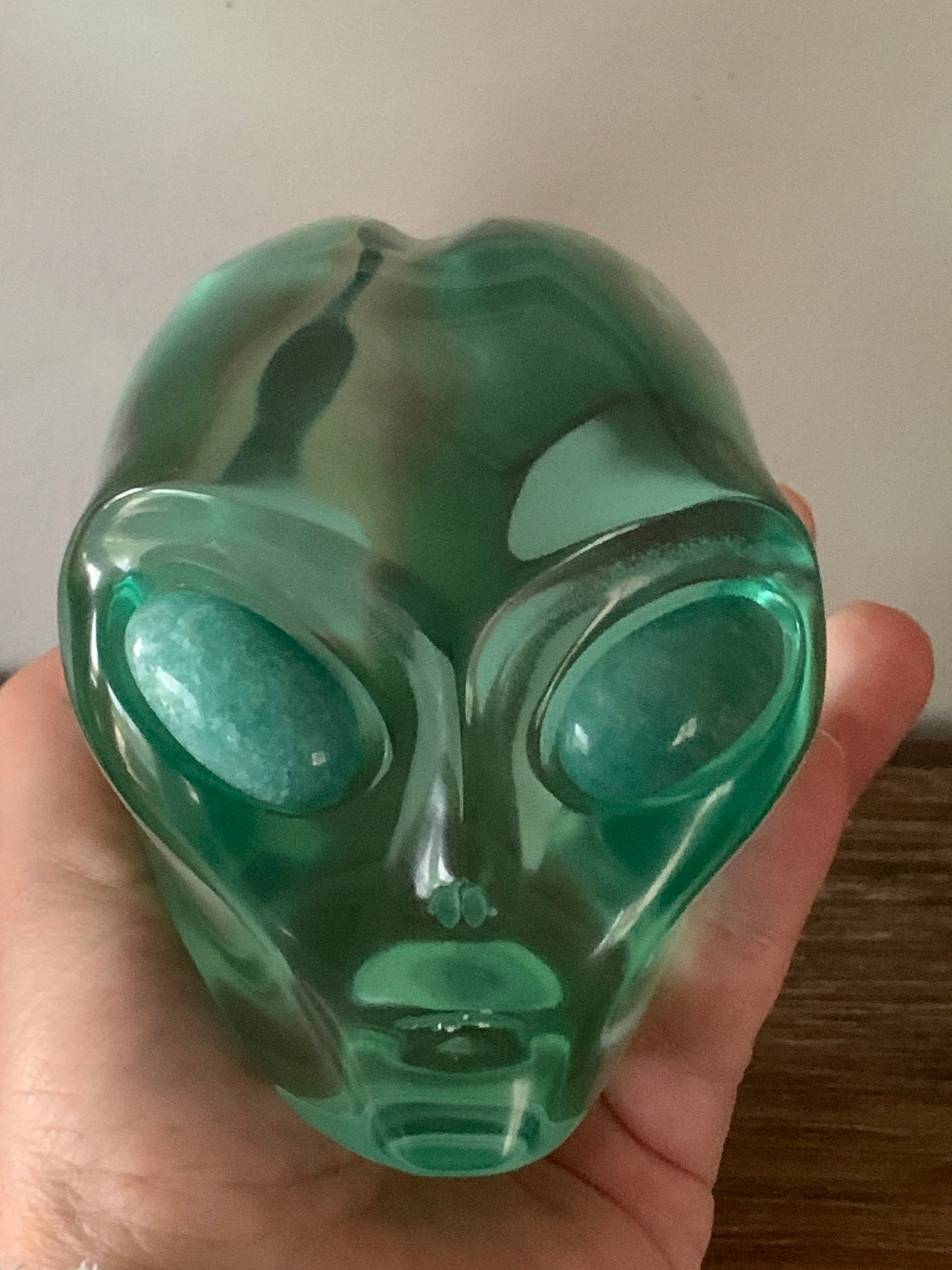 Crâne stellaire en obsidienne verte de synthèse