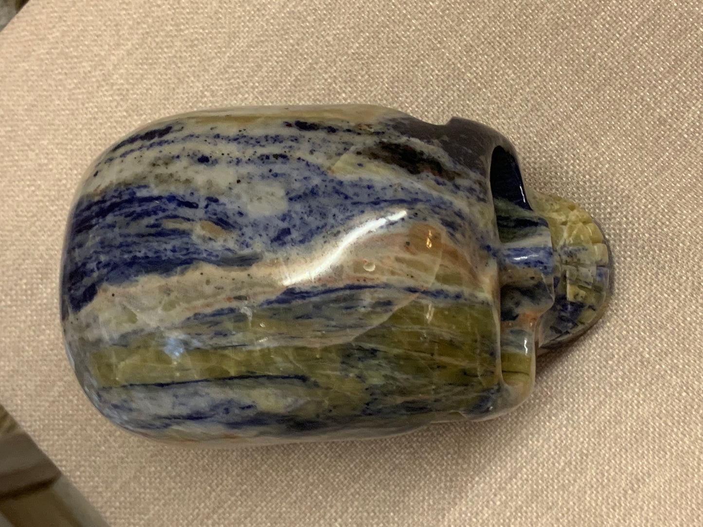 Crâne de cristal en sodalite jaune