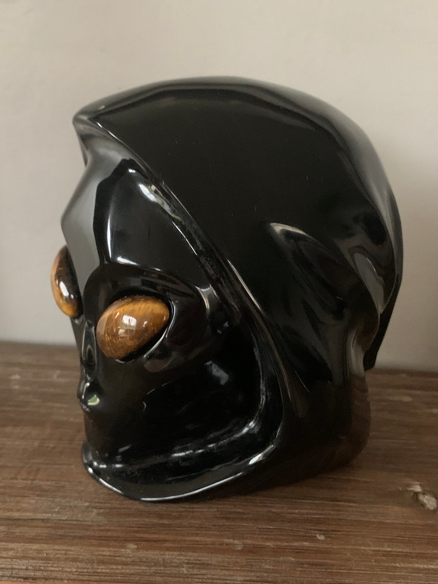 Crâne de cristal stellaire en obsidienne noire et oeil de tigre