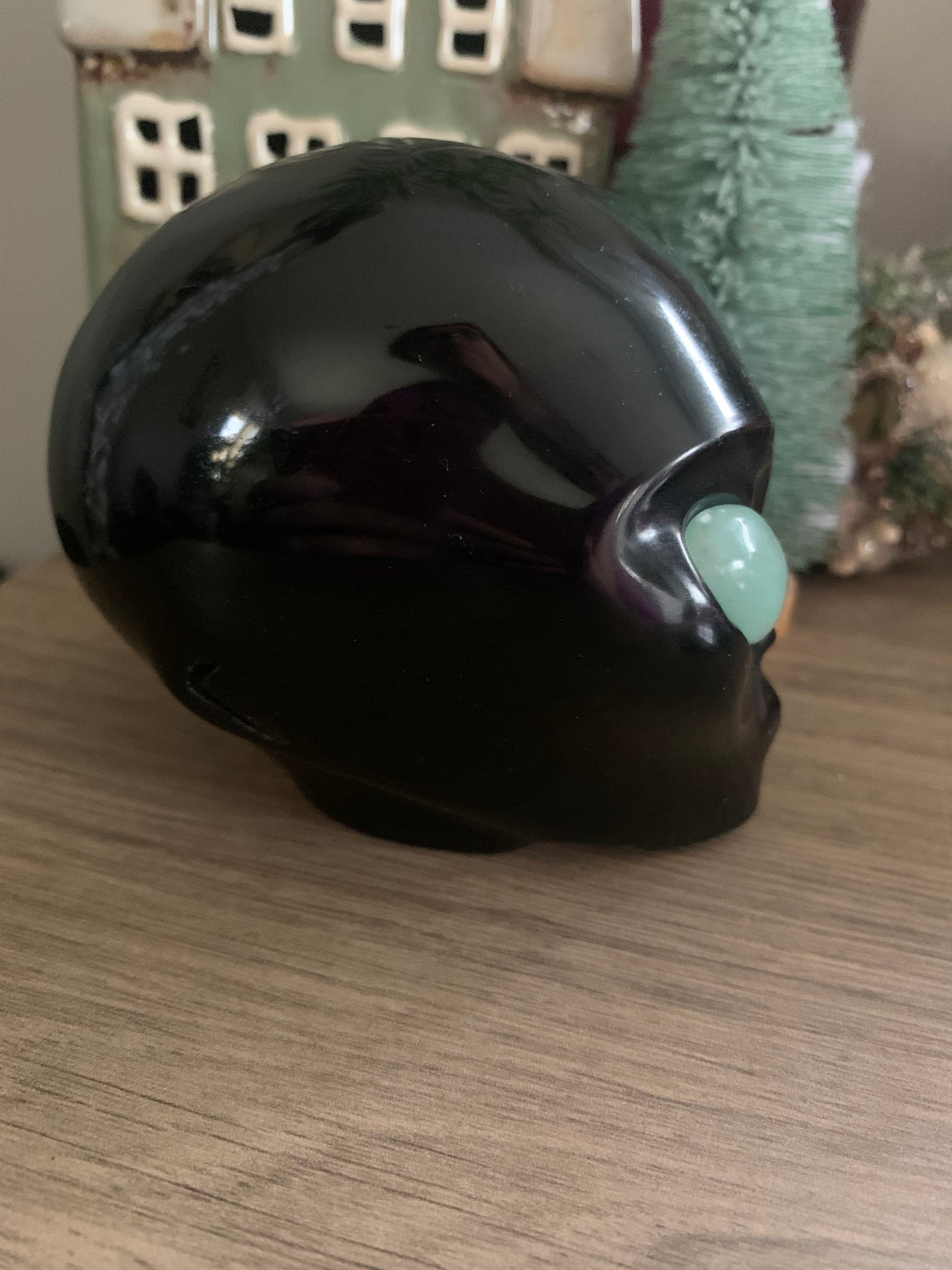 Crâne de cristal stellaire en obsidienne noire et aventurine verte