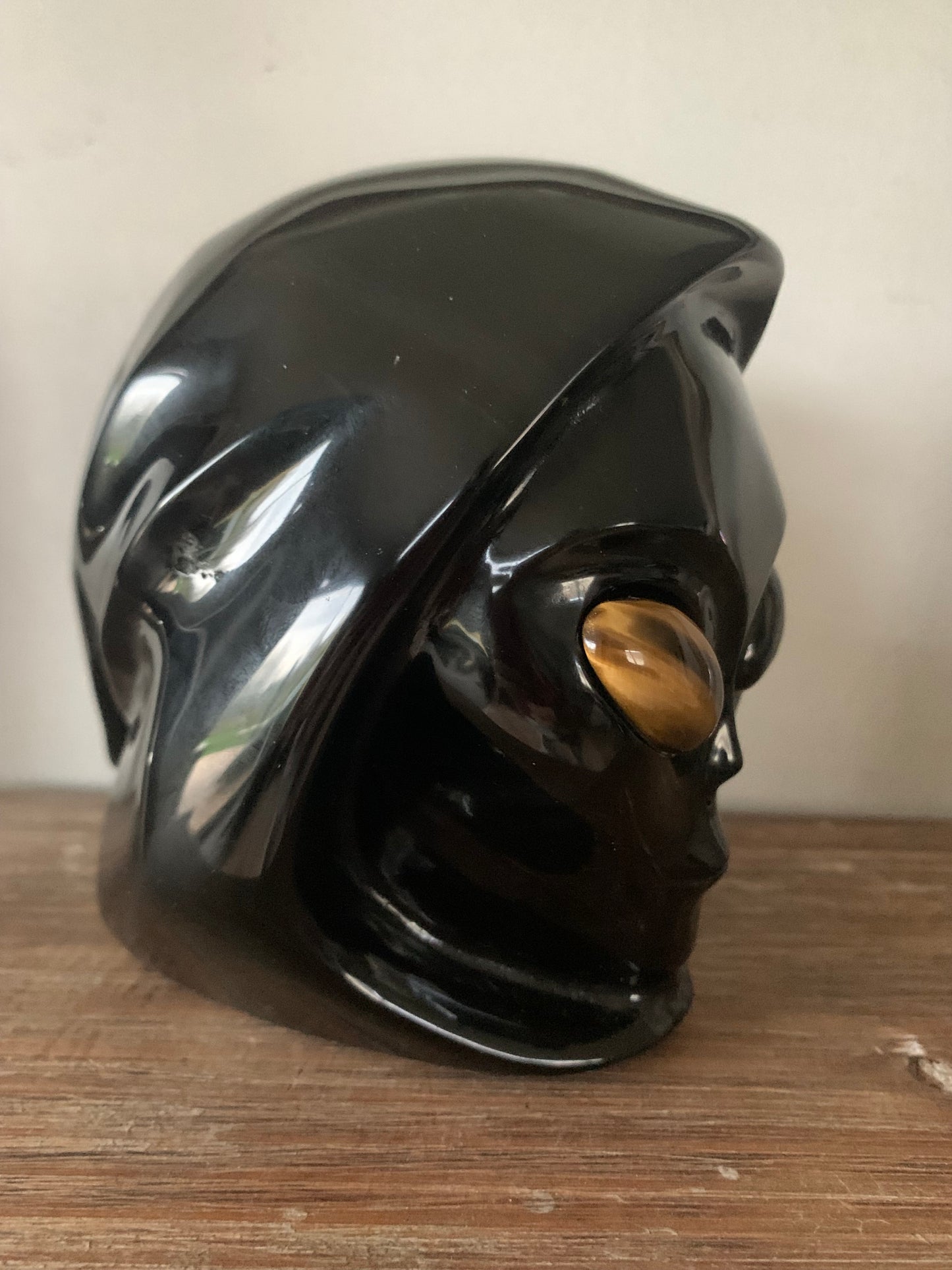 Crâne de cristal stellaire en obsidienne noire et oeil de tigre