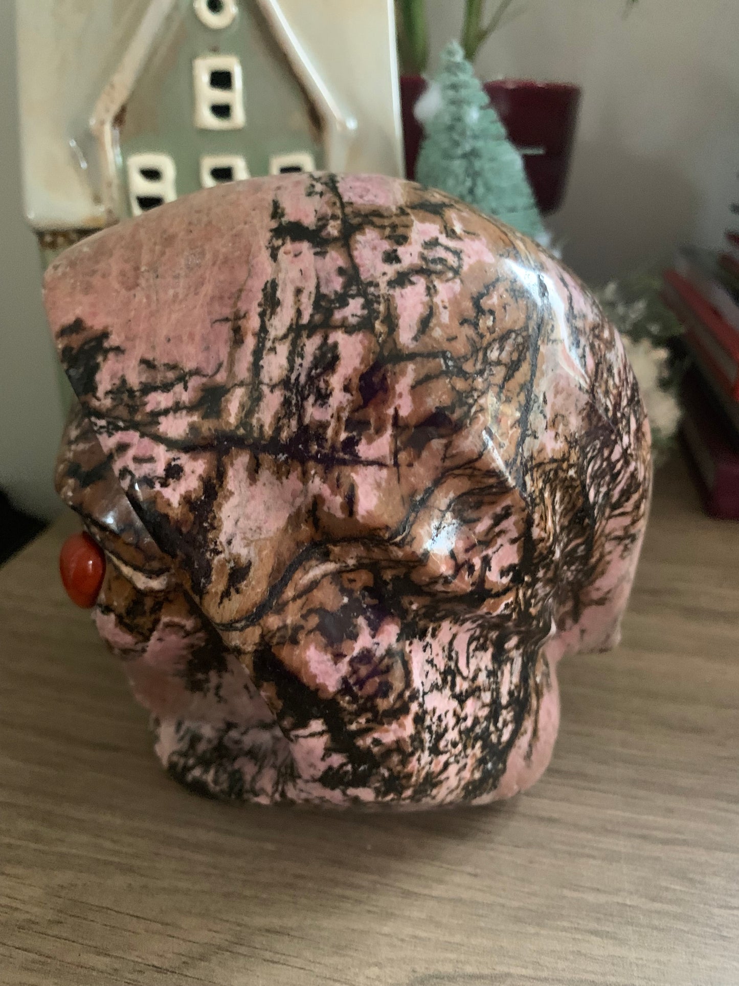Crâne de cristal stellaire en rhodonite et jaspe rouge