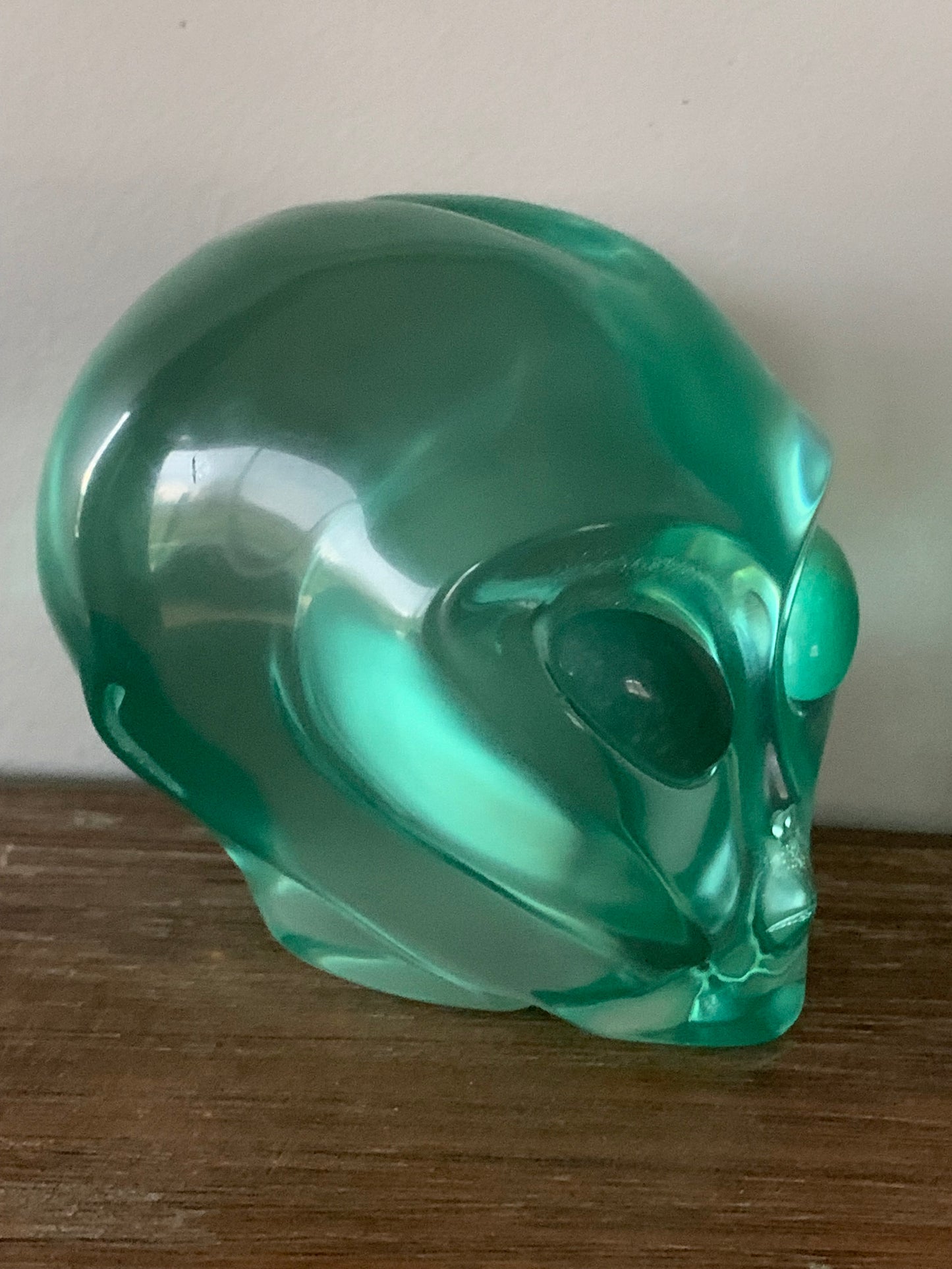 Crâne stellaire en obsidienne verte de synthèse