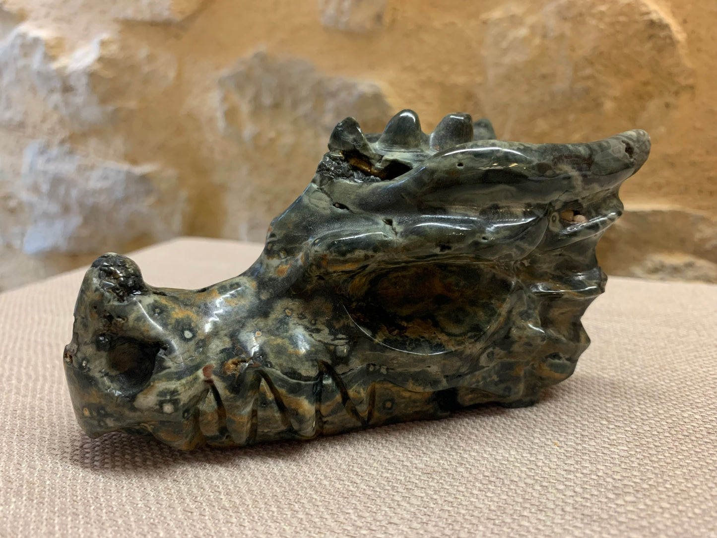 Crâne de dragon en jaspe océan