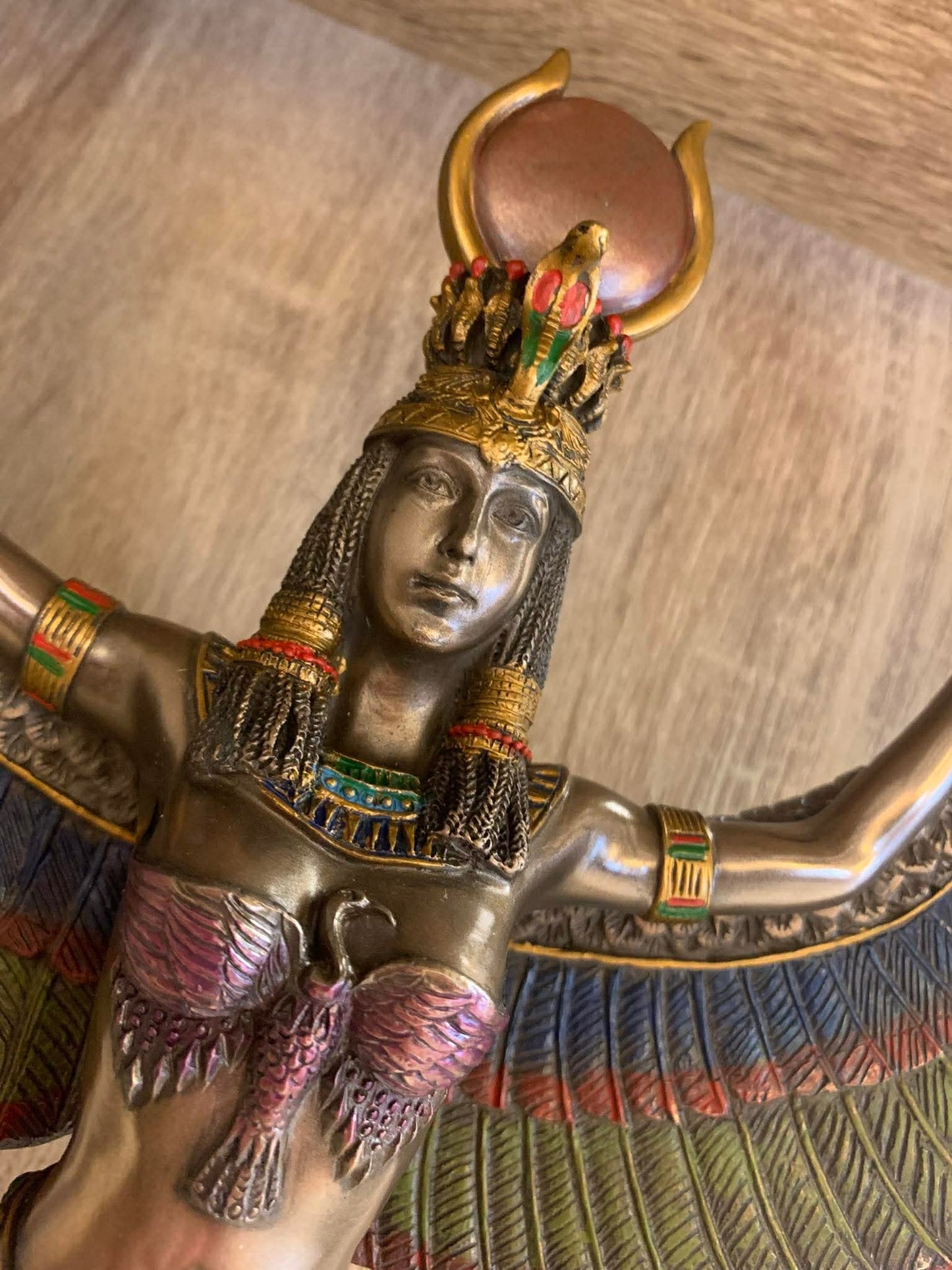 Statue d’Isis aspect bronze