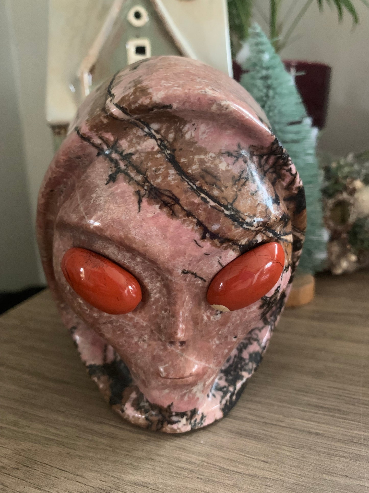 Crâne de cristal stellaire en rhodonite et jaspe rouge