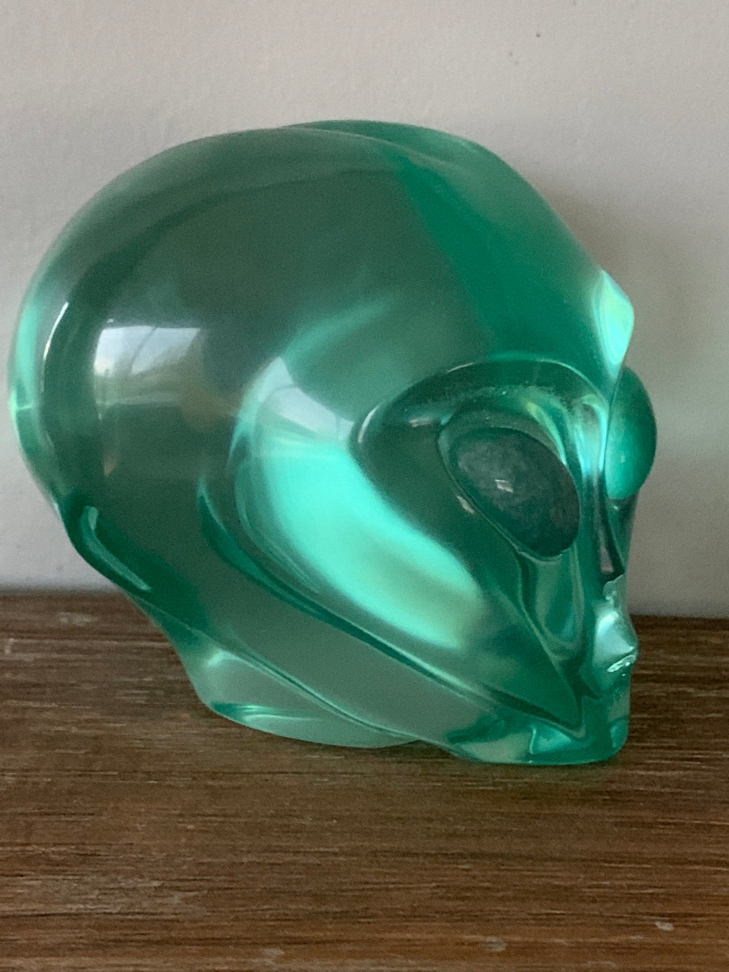 Crâne stellaire en obsidienne verte de synthèse