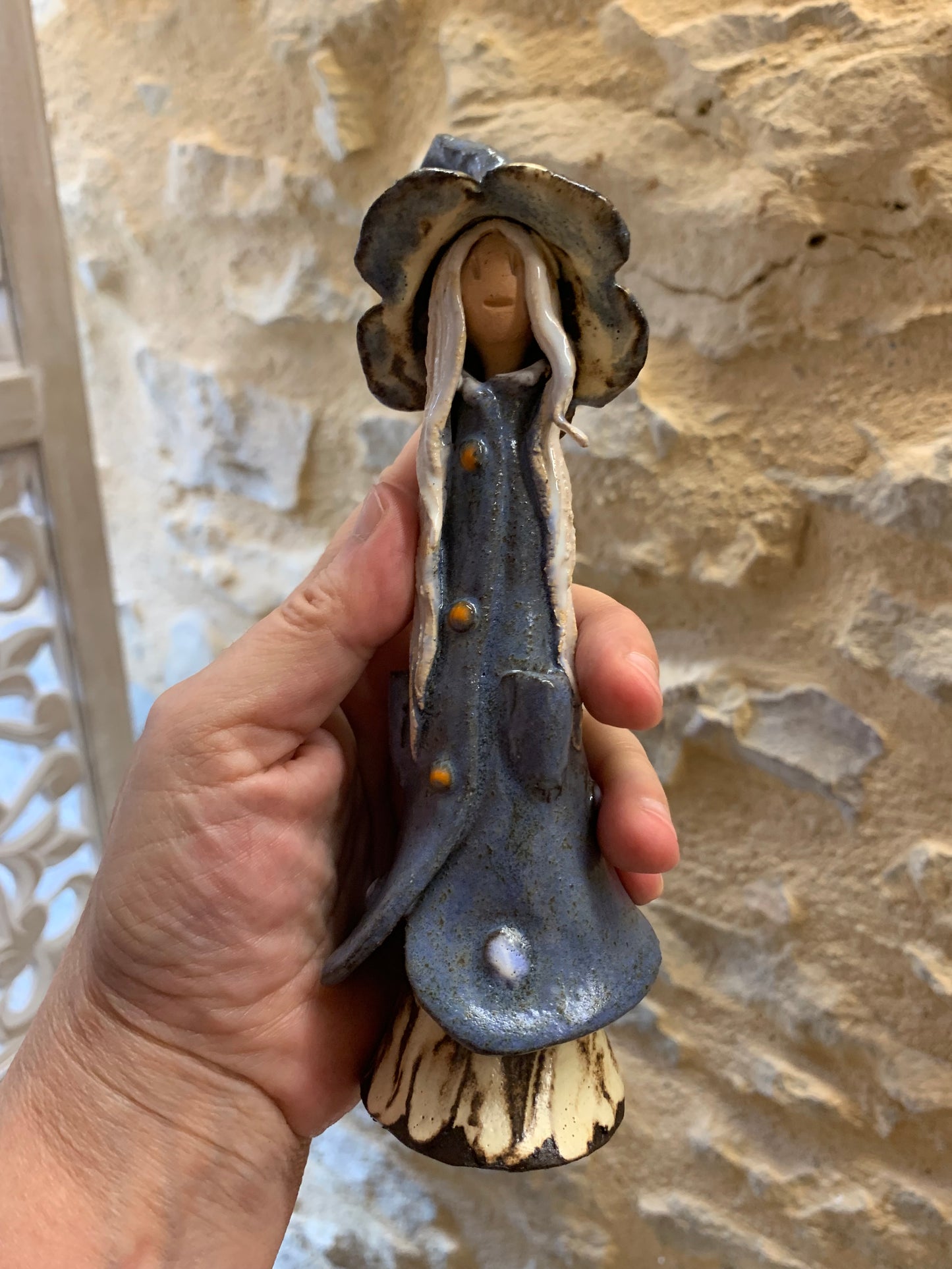 Duo crâne en calcédoine bleue et sorcière en terre cuite