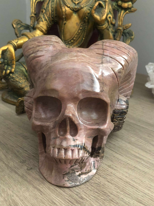 Crâne de cristal en rhodonite
