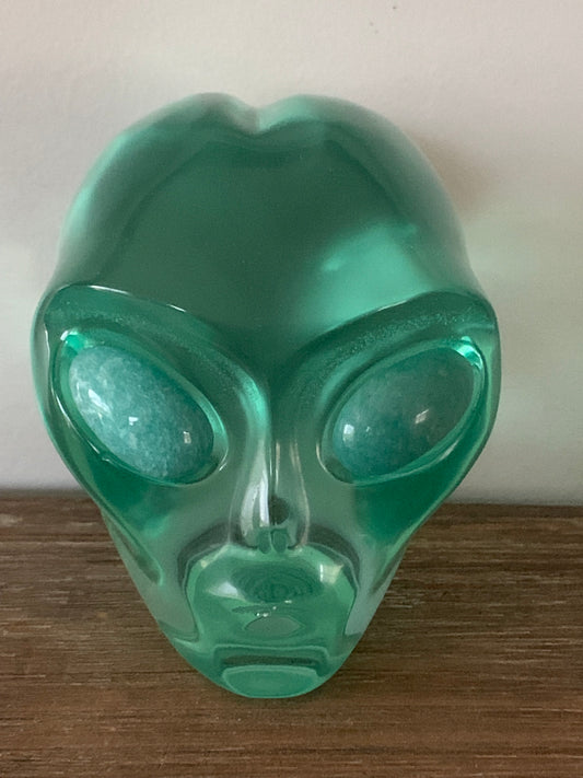 Crâne stellaire en obsidienne verte de synthèse