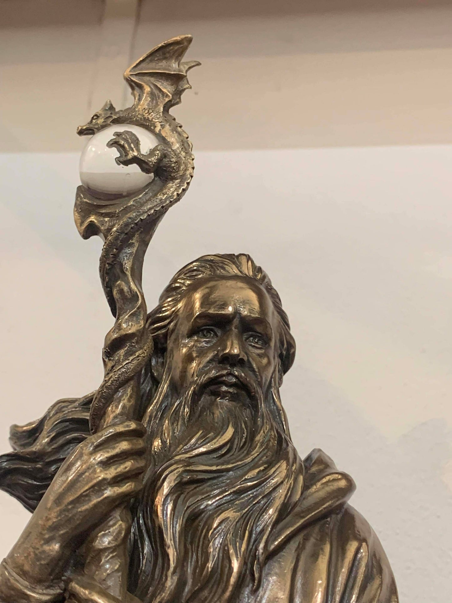 Grande statue de Merlin