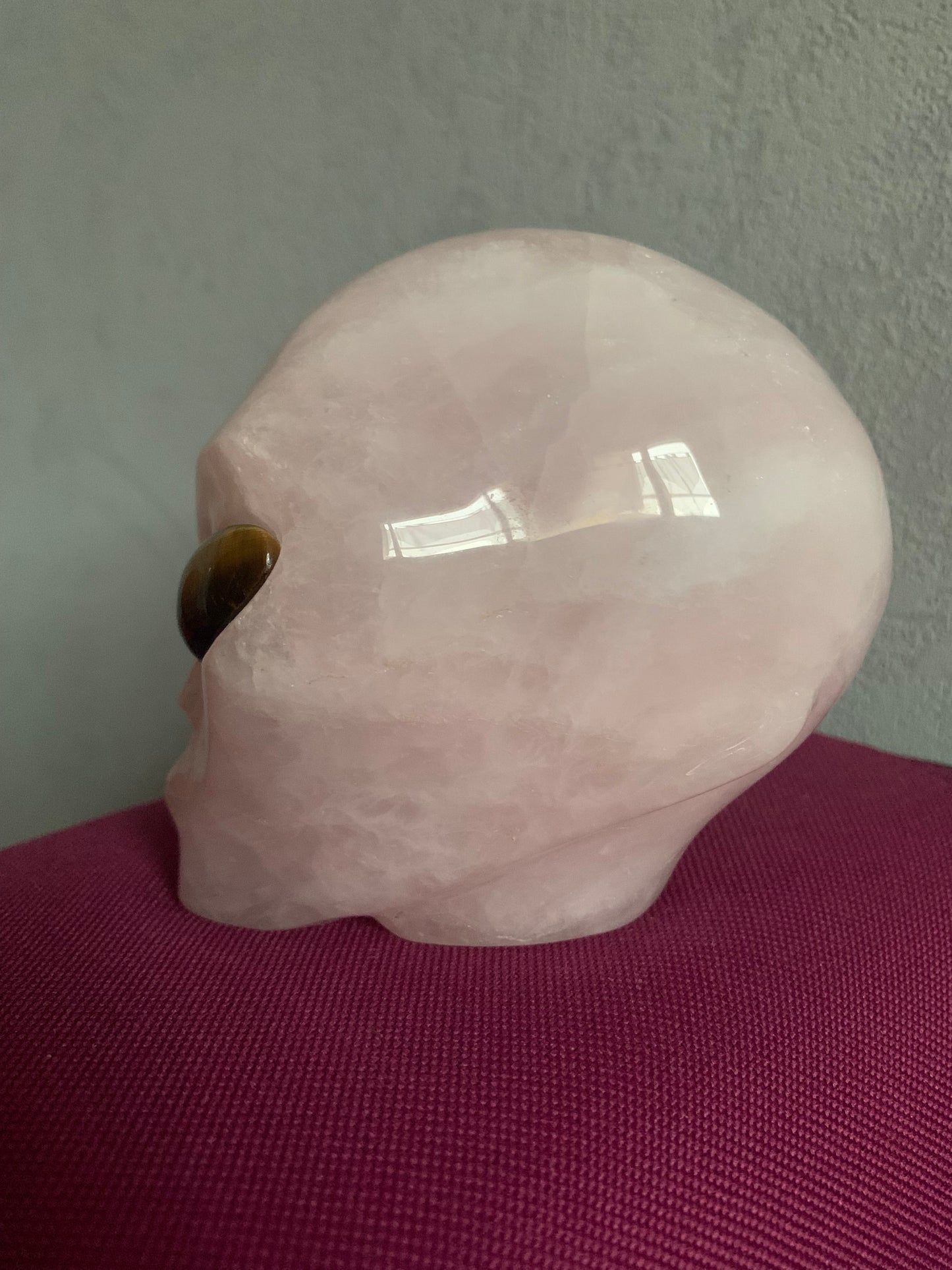 Crâne de cristal stellaire en quartz rose et oeil de tigre