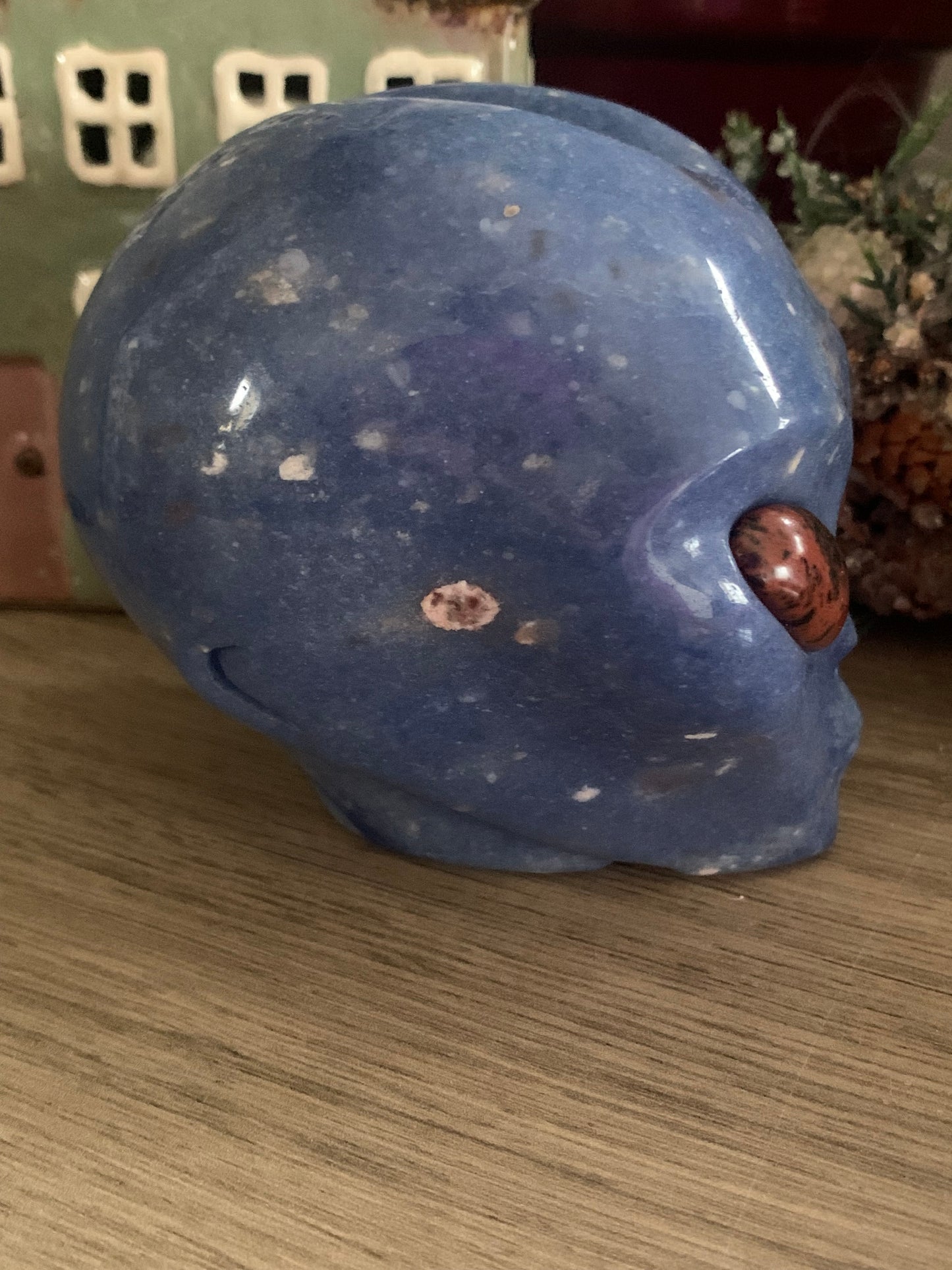Crâne de cristal stellaire en aventurine bleue et obsidienne acajou