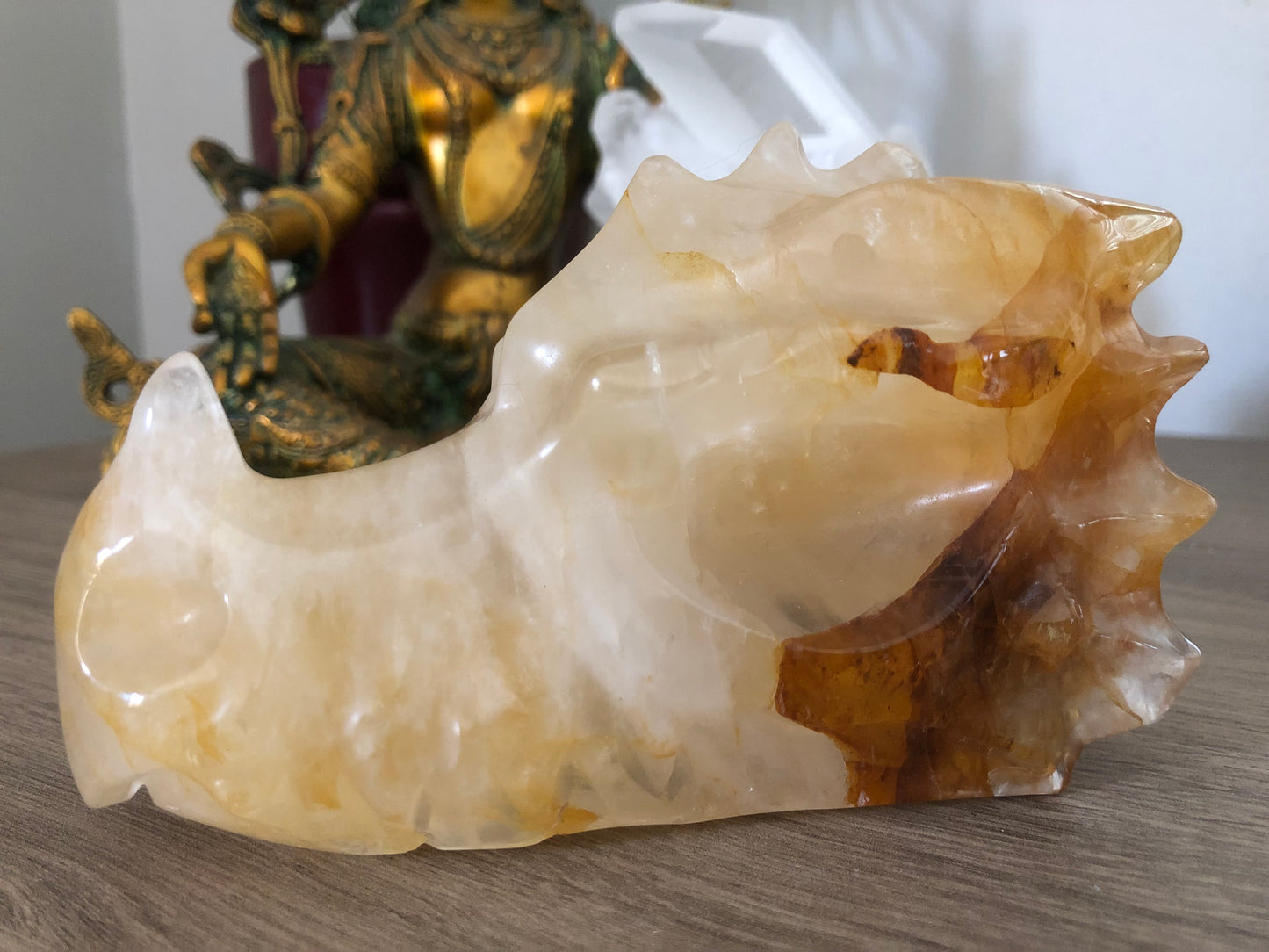 Crâne de dragon en quartz guérisseur doré