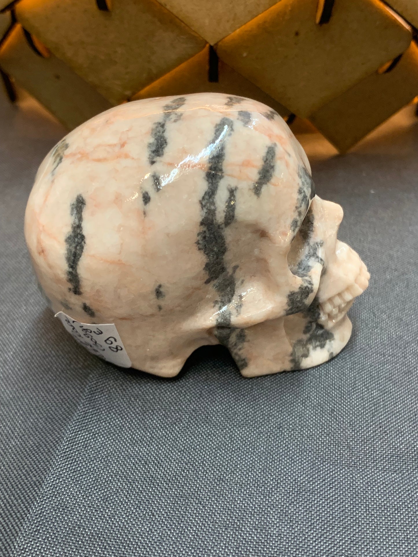 Crâne de cristal en jaspe zèbre rose