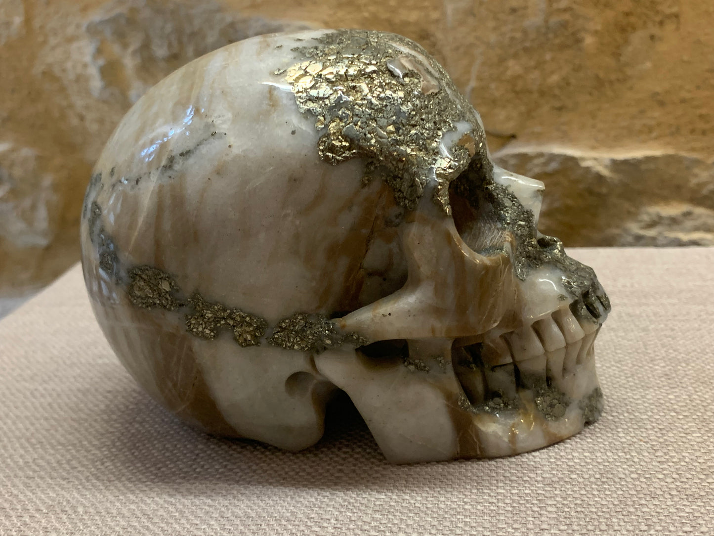 Crâne d’agate et chalcopyrite