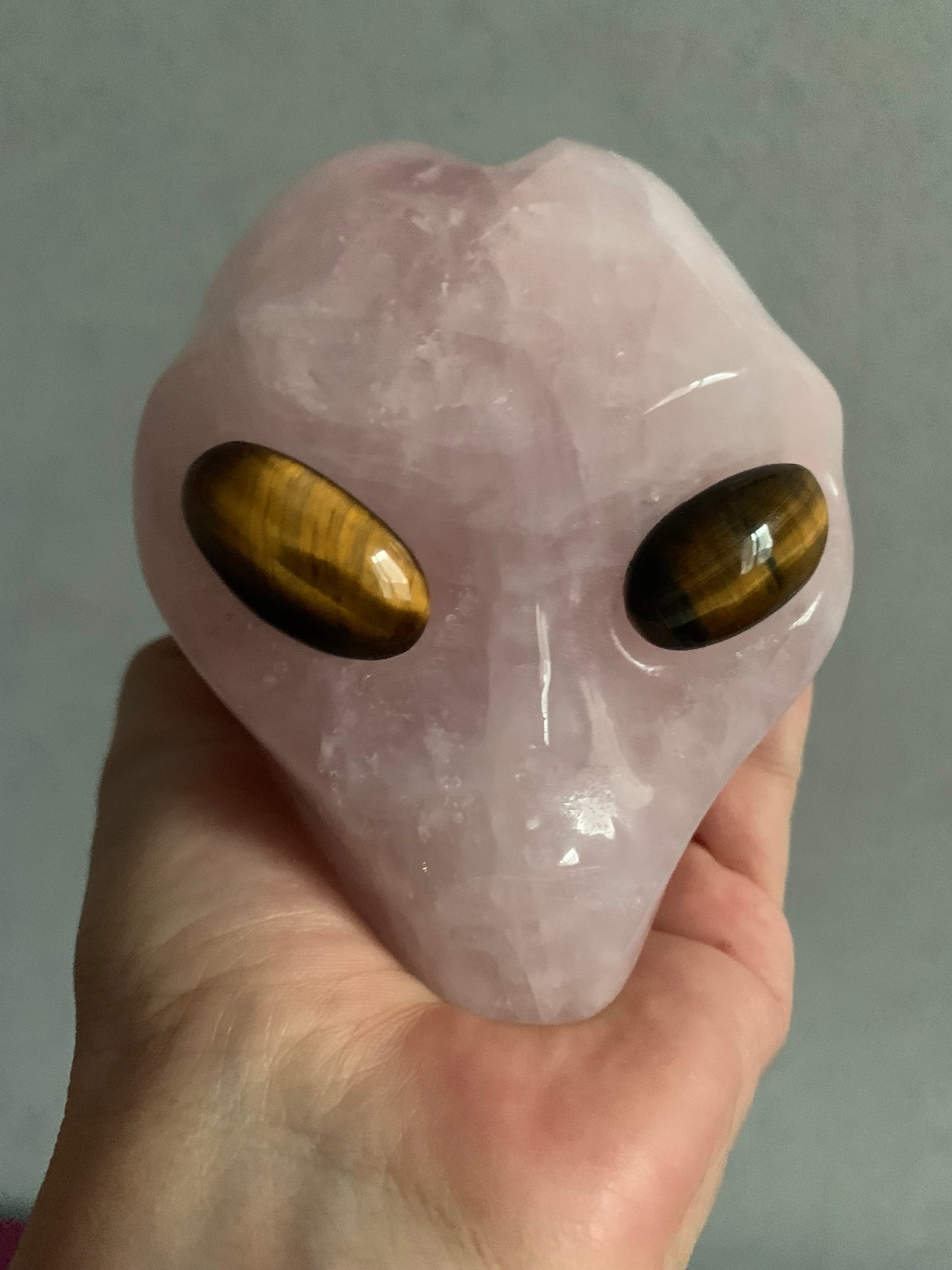 Crâne de cristal stellaire en quartz rose et oeil de tigre