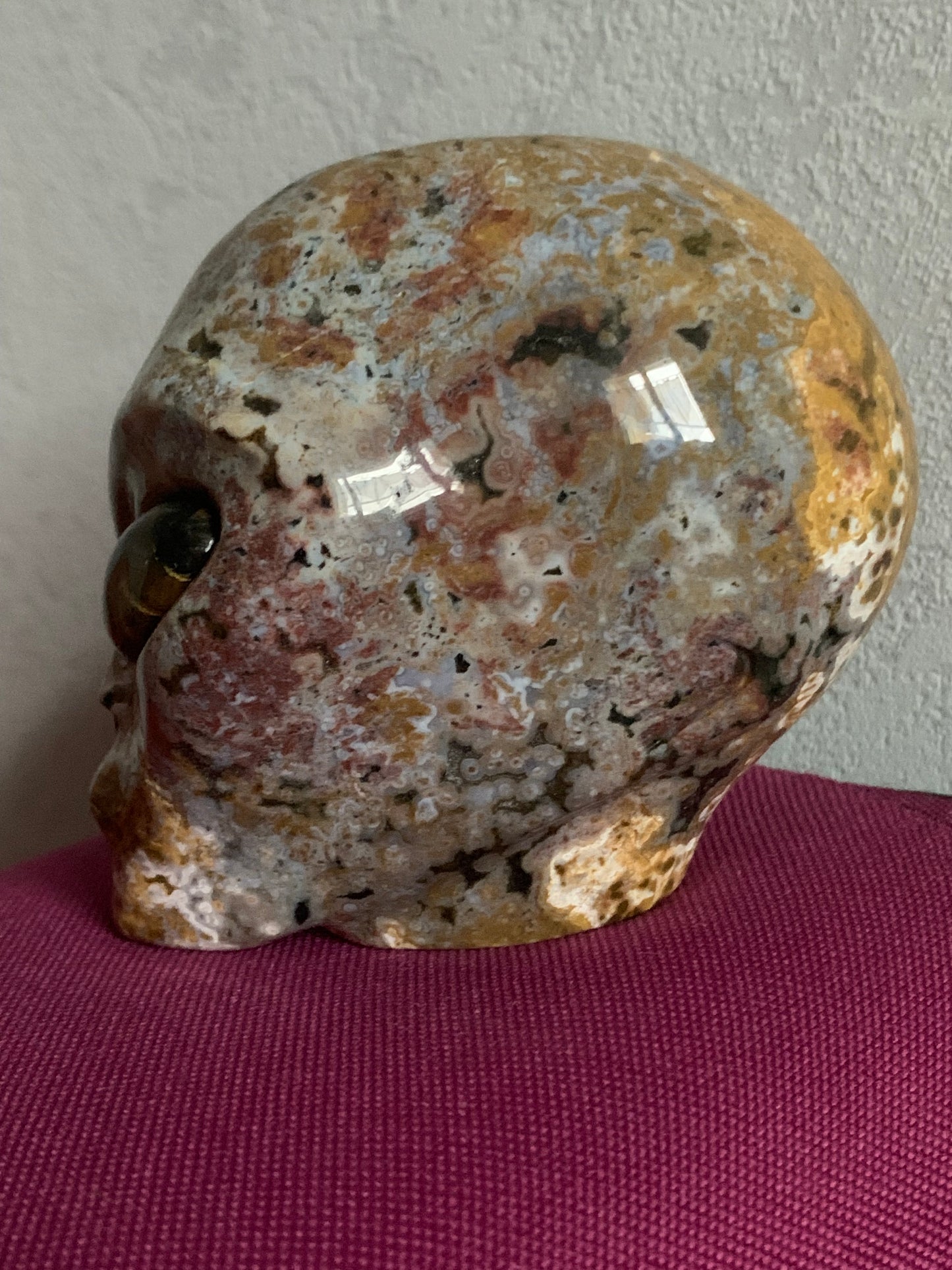 Crâne de cristal stellaire en jaspe océan et yeux d’agate