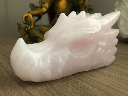 Crâne de dragon en manganocalcite rose