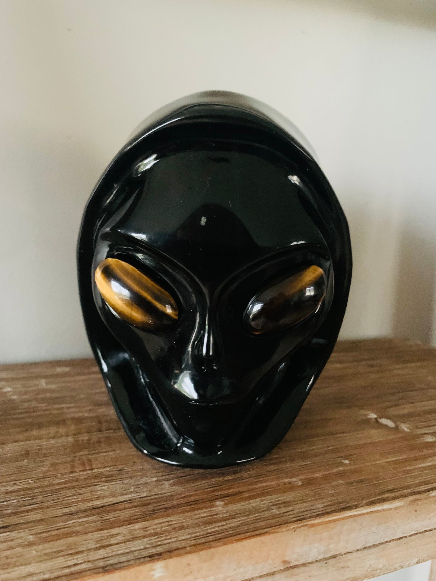 Crâne de cristal stellaire en obsidienne noire et oeil de tigre