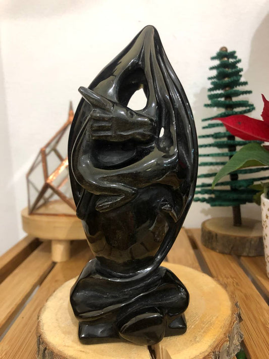 Statue de dragon de cristal sur son oeuf en obsidienne noire