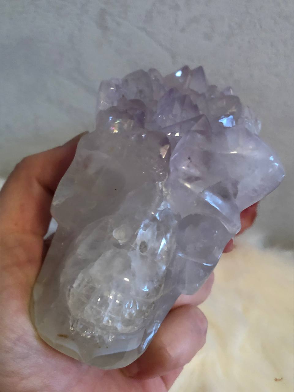 Crâne de cristal de roche et améthyste avec druse