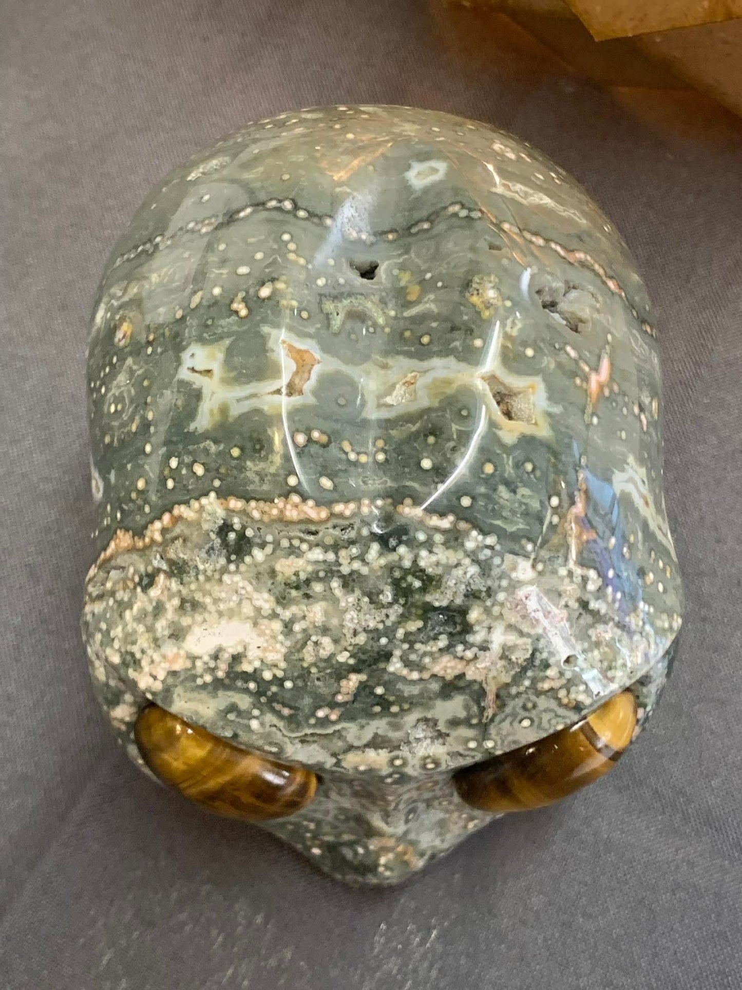 Crâne de cristal galactique en jaspe océan et oeil de tigre