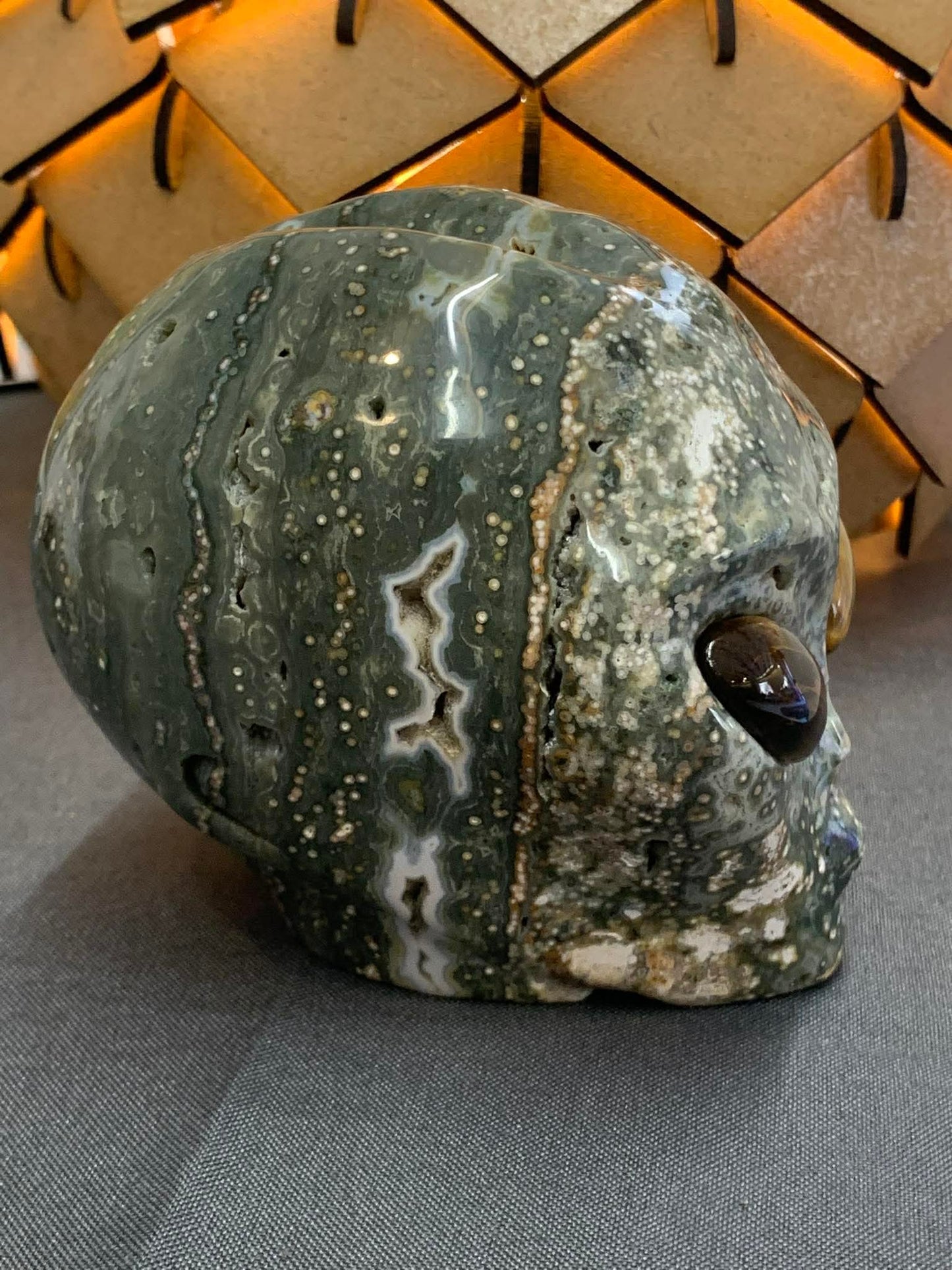 Crâne de cristal galactique en jaspe océan et oeil de tigre