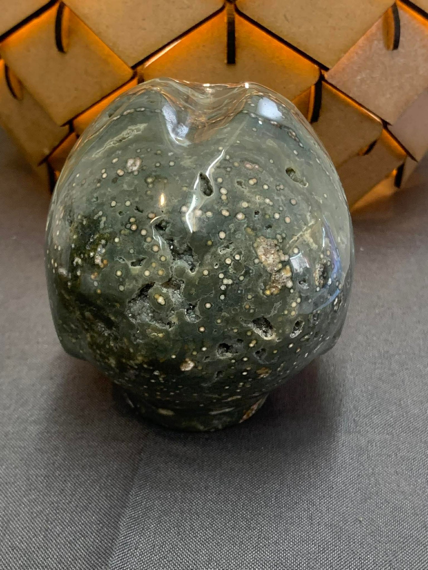 Crâne de cristal galactique en jaspe océan et oeil de tigre