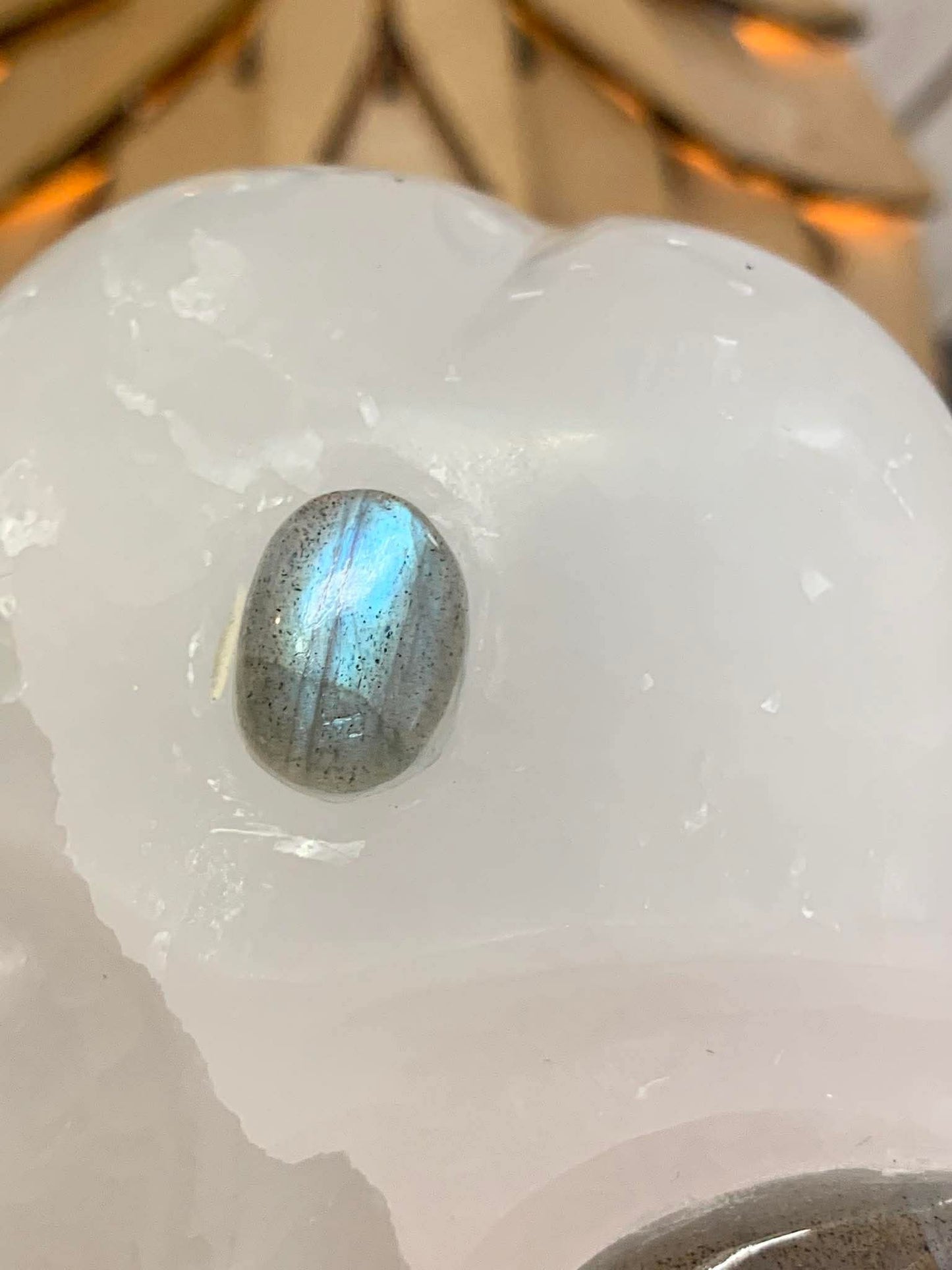 Crâne de cristal galactique en sélénite et oeil de tigre
