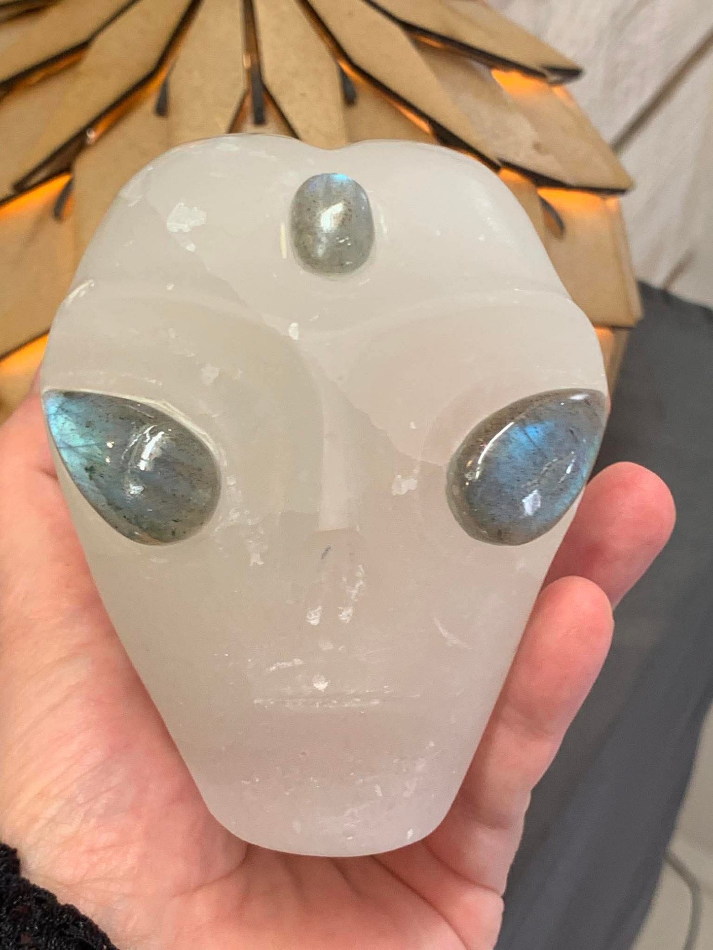 Crâne de cristal galactique en sélénite et oeil de tigre