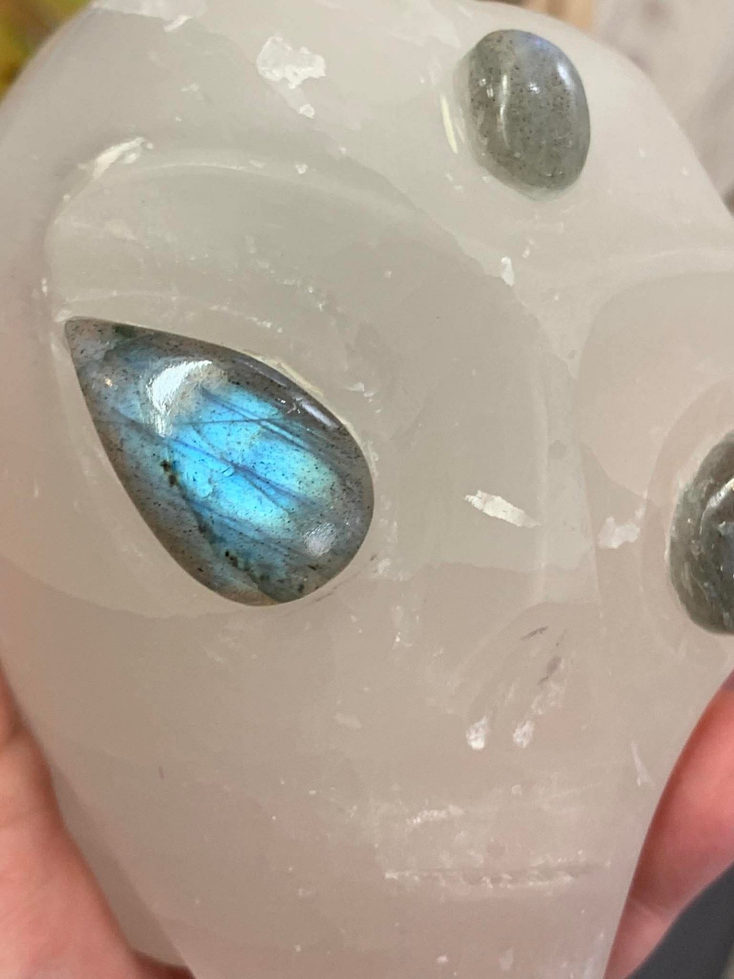 Crâne de cristal galactique en sélénite et oeil de tigre