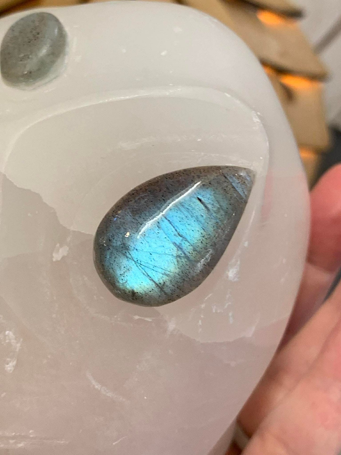 Crâne de cristal galactique en sélénite et oeil de tigre