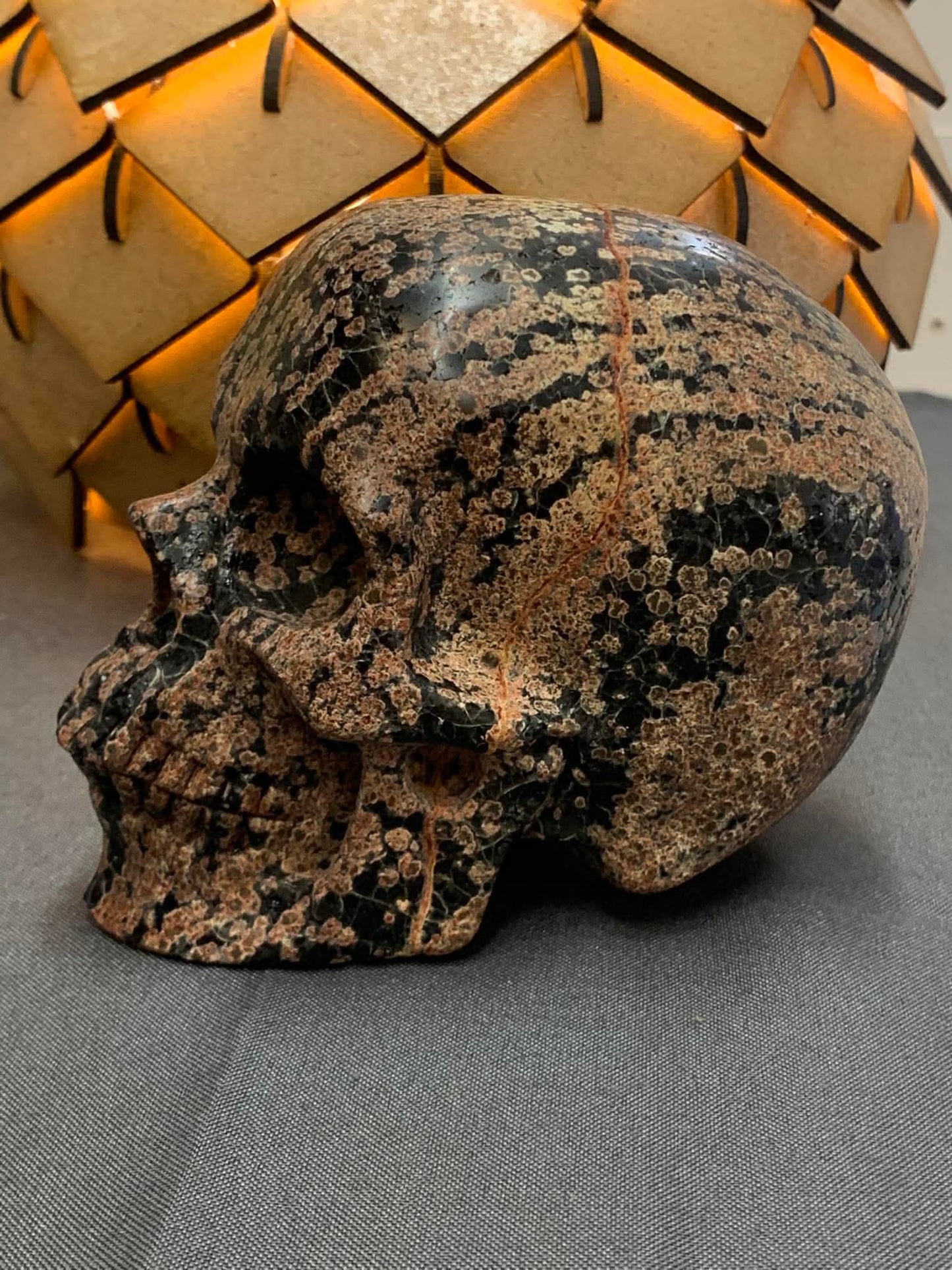 Crâne de cristal en obsidienne flocons de neige rouge