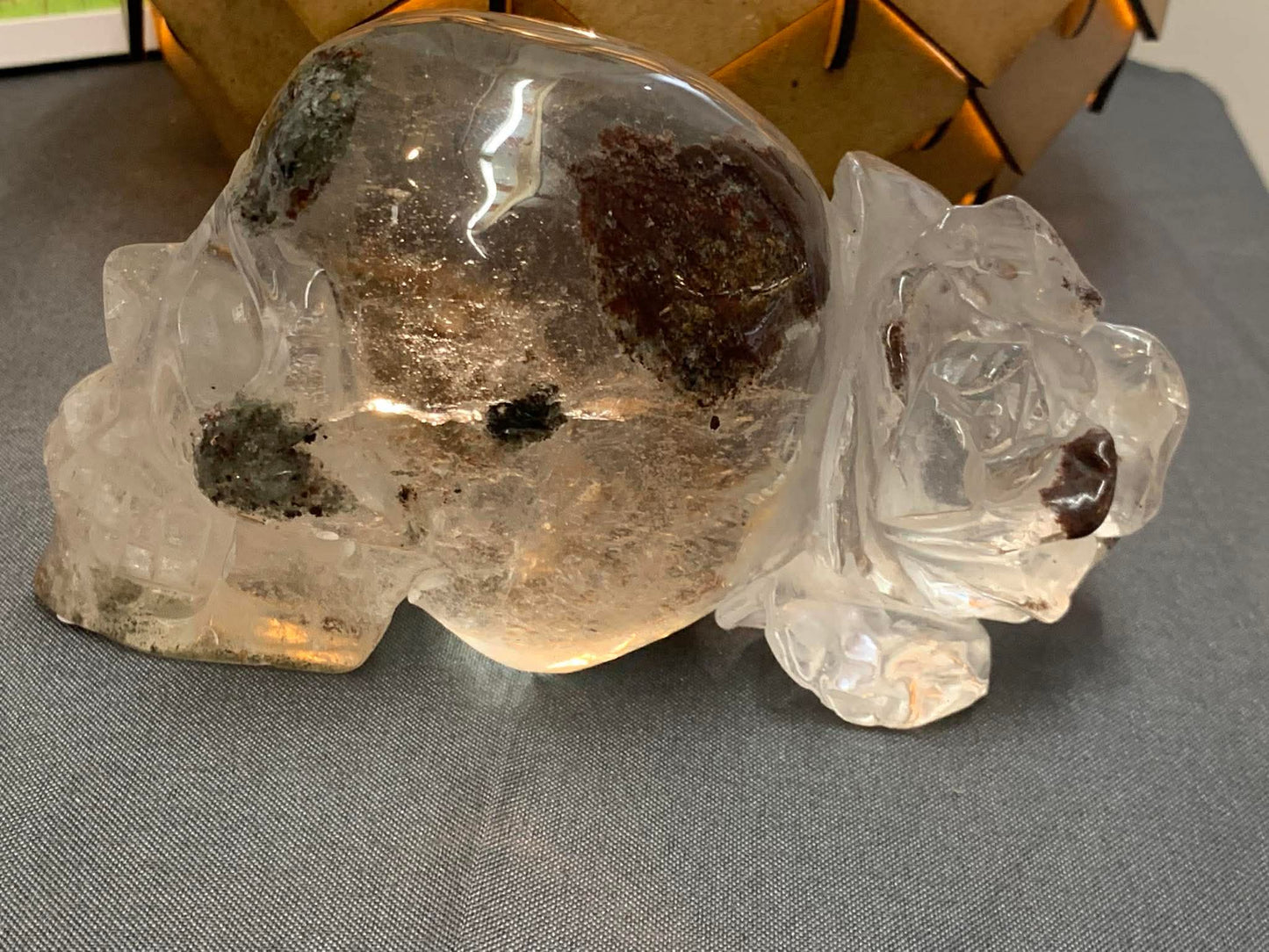 Crâne de cristal et sa rose en lodolite ou quartz chaman